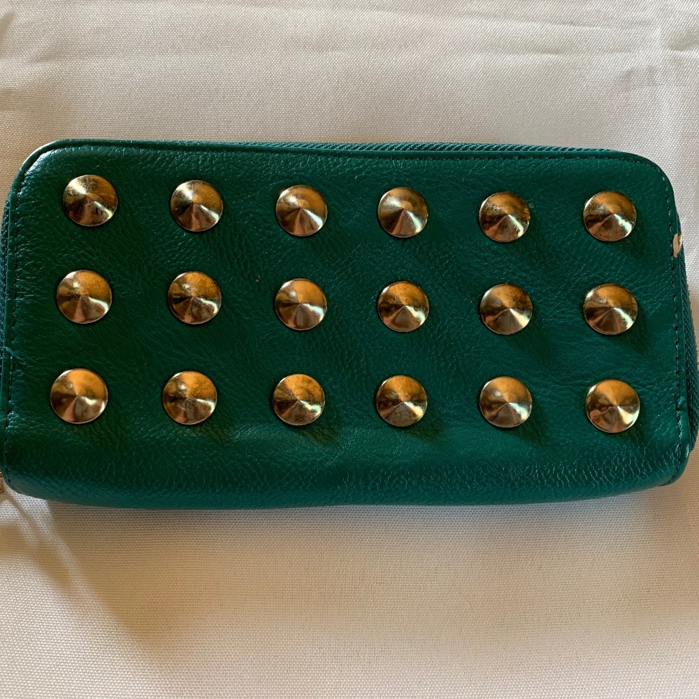 🎉Host Pick🎉 Under One Sky Green Spike Wallet!